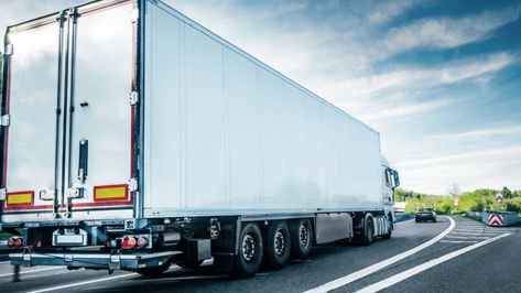 Weißer Lkw auf Straße