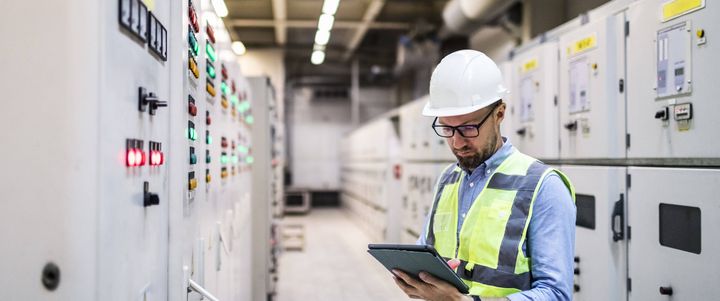 Sicherheit in der Elektrotechnik: Risikofaktoren und Präventionsmaßnahmen für Fachkräfte
